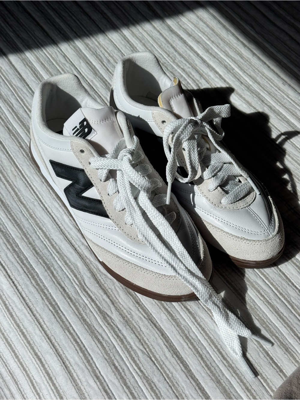 NWOT New Balance Women’s White & Black Gum Low-Profile Sneaker Sz W9.5 M8 - Picture 2 of 7